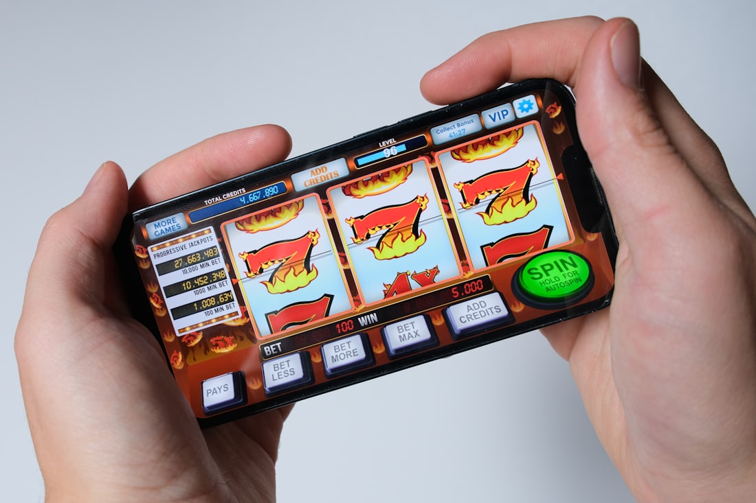 Seseorang bermain game di ponsel cerdas